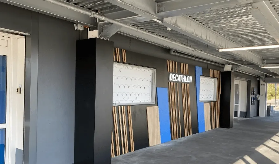 Devanture rénovée d'un magasin Decathlon