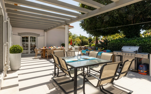 Terrasse aménagée avec tables, chaises et pergola