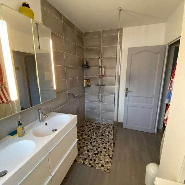 Rénovation complète de salle de bain PMR à Caen