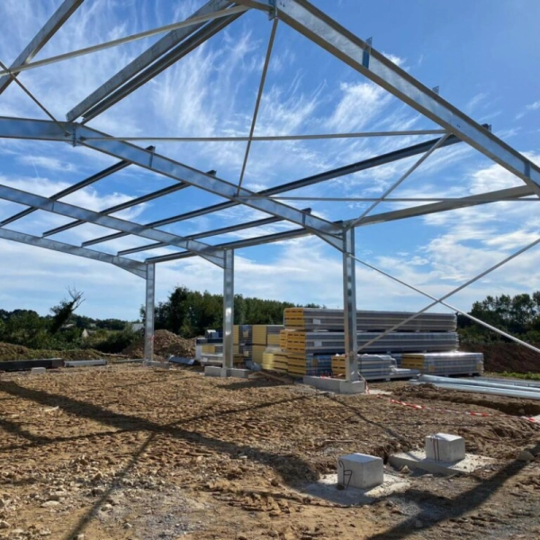 Ossature métallique d'un bâtiment industriel en Bretagne