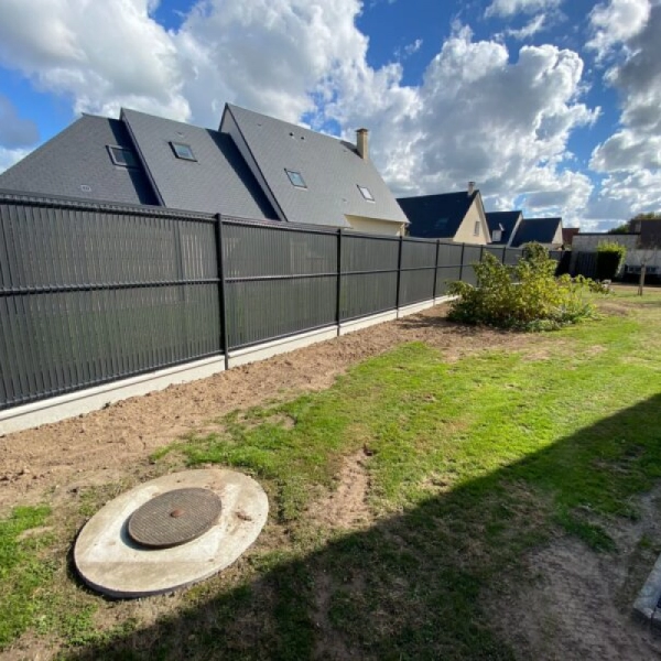 Installation de clôture rigide avec soubassement en Normandie