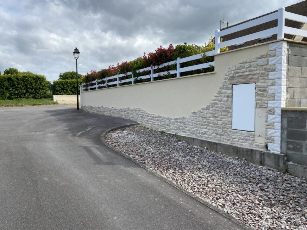 Ravalement murets, poteaux et pose de pierres de parement