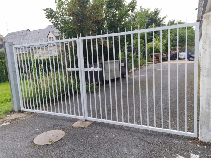 Fabrication, thermolaquage et pose d’un portail acier (Leader Price)