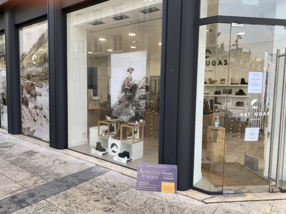 Remplacement d’une vitrine chez Pataugas