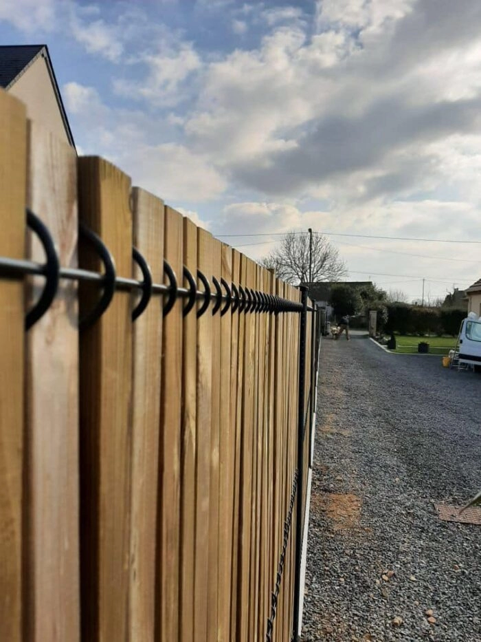 Clôture bois avec planches verticales